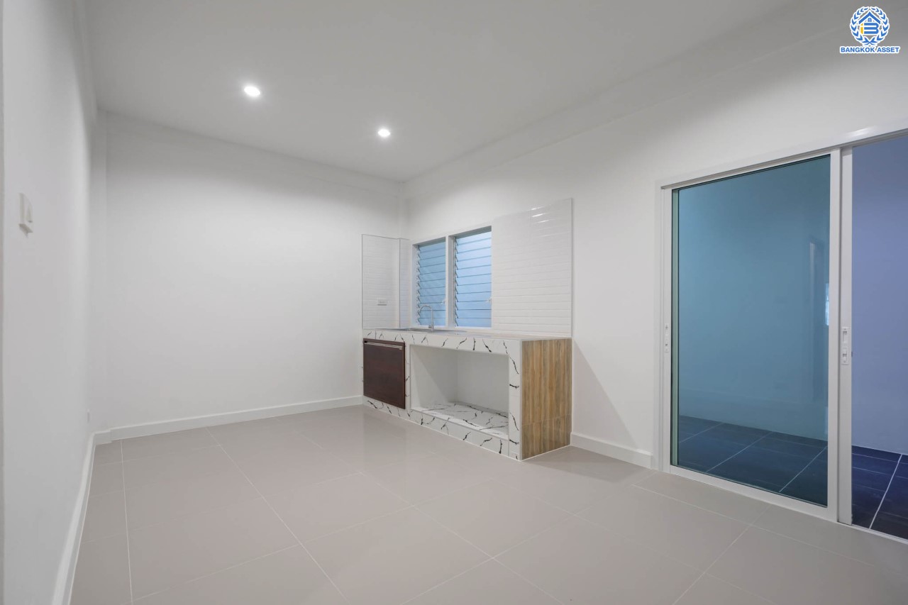 บ้านมือสองตกแต่งใหม่ ม.บัณฑิตโฮม ดอนเมือง เนื้อที่ 22.5 ตร.ว. ฟังก์ชัน 3 ห้องนอน 2 ห้องน้ำ จอดรถได้ 1 คัน บนทำเลศักยภาพ หน้าโครงการติดถนนวิภาวดี ใกล้สนามบินดอนเมือง ฟิวเจอร์พาร์ครังสิต, ม.รังสิต จุดขึ้นทางด่วน "โทลเวย์" และรถไฟฟ้าสายสีแดง "สถานีหลักหก"